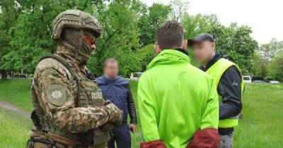 В Николаевской области задержали банду одесситов-наркоторговцев: появилось видео