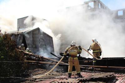 В Симферополе из-за горящего дома полностью перекрыли квартал