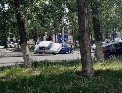 На проспекте Созидателей столкнулись иномарка и ВАЗ