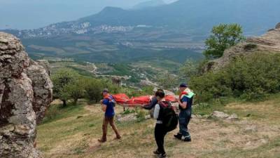 В Крыму спасатели сняли с горы повредившего ногу подростка