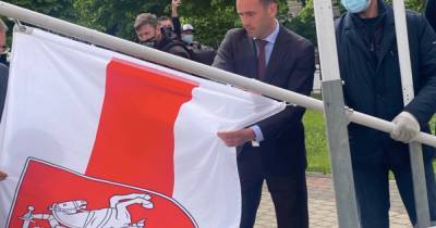 Задержание Протасевича: в Риге вместо флага Беларуси подняли красно-белое знамя (видео)