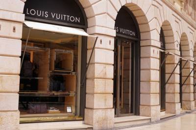 Президент Louis Vuitton стал самым богатым человеком в мире