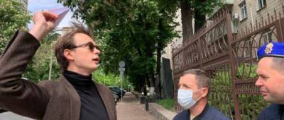 Политолог Давыдюк забросал бумажными самолетиками посольство Беларуси в Киеве