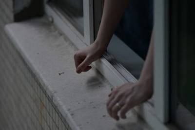 В Днипре девушка "под наркотиками" выпрыгнула с десятого этажа