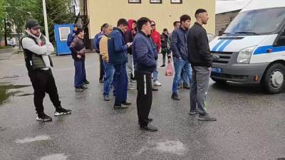 Около 100 мигрантов задержали во время рейдов на рынках Петербурга
