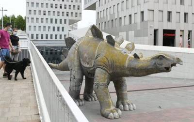Возле Барселоны в скульптуре динозавра нашли труп мужчины