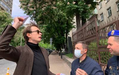 Политолог Давыдюк устроил одиночный протест возле посольства Беларуси в Киеве