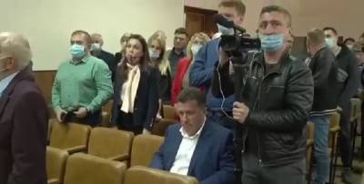 Нардеп Антон Яценко демонстративно игнорировал государственный гимн Украины в горсовете Умани - видео - ТЕЛЕГРАФ