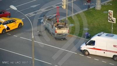 Машина перевернулась после ДТП на Каширском шоссе Москвы
