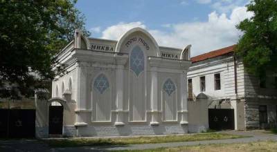 В Николаеве возле ворот в синагогу нарисовали свастику