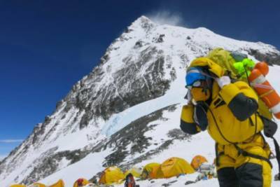 На Эвересте в базовом лагере минимум 100 альпинистов заразились коронавирусом