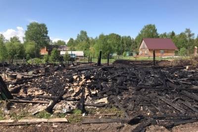 В Красноборском районе пожилая женщина лишилась дома в результате пожара