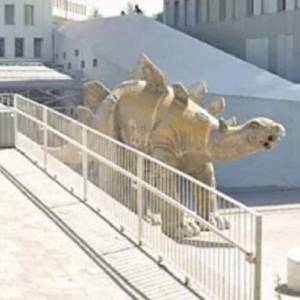 В Барселоне обнаружили труп мужчины внутри ноги декоративной статуи динозавра