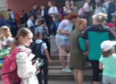 У рязанской школы №53 из проведения ОГЭ собралась толпа из младшеклассников