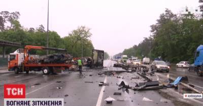Огненная авария: почему под Киевом столкнулись фура с автомобилем и как на трассу по свою смерть выбежал пешеход