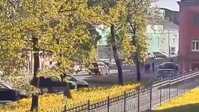 Иномарка врезалась в машину сотрудника ДПС на перекрестке Большого Сампсониевского проспекта и улицы Фокина: видео