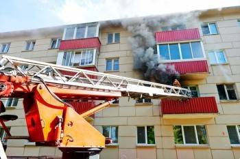 В Вологде на улице Возрождения в многоэтажке горит квартира