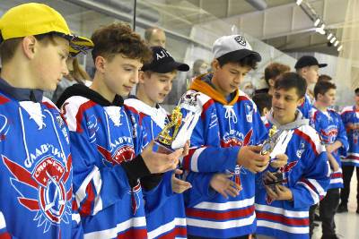 Смоленские хоккеисты провели турнир в поддержку сборной России - rabochy-put.ru - Смоленск - Рига - Латвия - Рославль