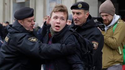 Опубликовано видео с задержанным в Минске журналистом Романом Протасевичем