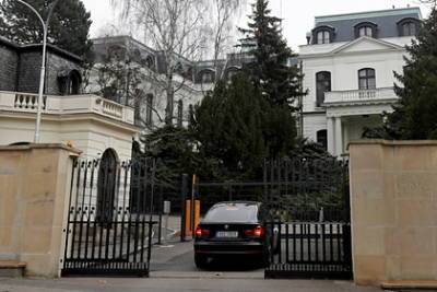 Названы даты отъезда сокращаемых сотрудников посольства России в Чехии