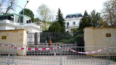 Сокращаемый персонал посольства России покинет Чехию 29 и 31 мая