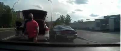 В Киеве неадекватный водитель с битой набросился на молодую семью: видео