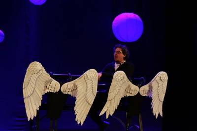 Сахалинцев приглашают на московский спектакль "Когда ангелы шутят"