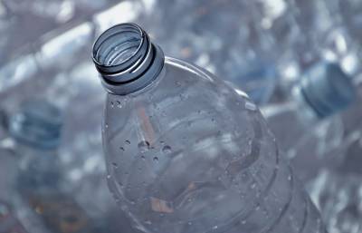 Ученые нашли способ превращать использованный пластик в топливо и мира