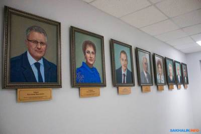 В городской думе Южно-Сахалинска повесили портреты председателей