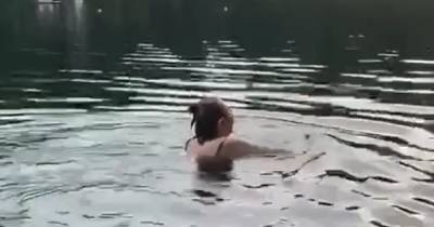 Россиянка искупалась с лебедями на Патриарших прудах в Москве и попала на видео
