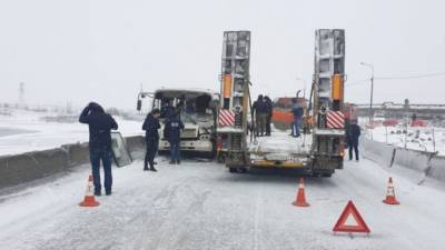 Шесть человек пострадали в ДТП с автобусом и тягачом в Норильске — фото