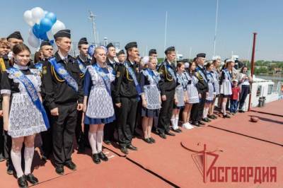 В Хабаровске выпустили учеников первого морского класса Росгвардии