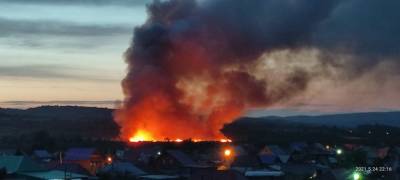 В горах Челябинской области пожар на старой свалке угрожает городу