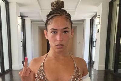 Девушка-боец Bellator показала ягодицы и столкнулась с критикой фанатов