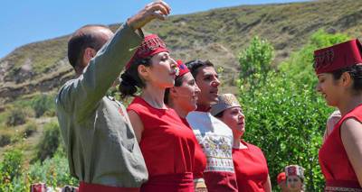 Традиция и современность: как четверо девушек продвигают армянский танец в Москве
