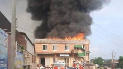 Мощный пожар охватил двухэтажный склад в Ростове-на-Дону — видео