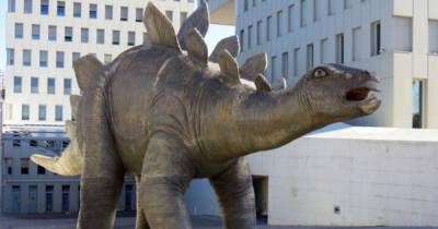 В пригороде Барселоны внутри статуи динозавра нашли труп мужчины (фото, видео)