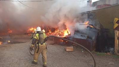 Пожарная бригада тушит огонь на складе в Ростове-на-Дону