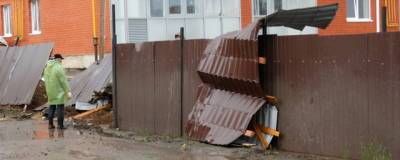 В Красноярске ураган повалил деревья и оборвал линии электропередач