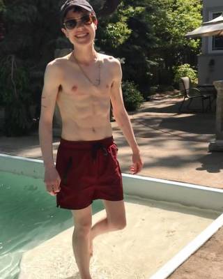 Эллиот Пейдж оголил свой торс у бассейна после операции по удалению груди