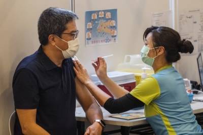 Власти Гонконга решили ускорить COVID-вакцинацию