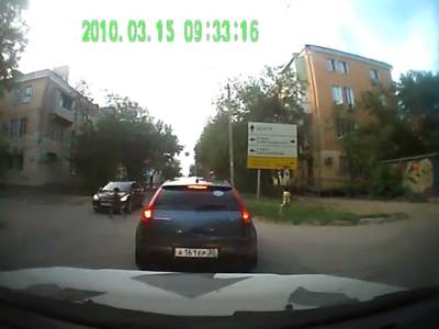 На улице Волжской в Астрахани мальчик попал под колеса иномарки: видео