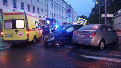 Жесткое ДТП в центре Петрозаводска: две машины вылетели на тротуар