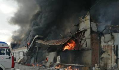В Ростове-на-Дону произошел крупный пожар в двухэтажном складе на улице Вавилова