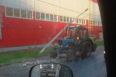 В Твери трактор сбил фонарный столб возле магазина