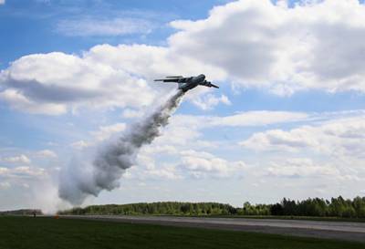 В небе над Тверью экипажи Ил-76 отрабатывали тушение природного пожара