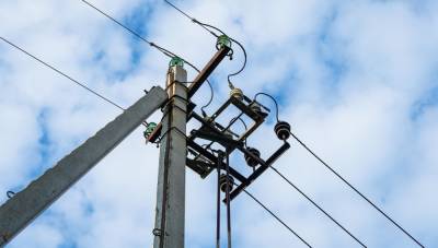 В двух поселениях Тверской области электроснабжение после отключения восстановили с нарушением сроков