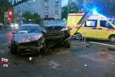Врезавшиеся Chevrolet и Hyundai снесли забор на перекрёстке в Петрозаводске