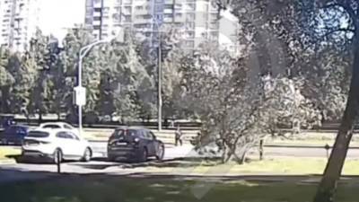 Таксист сбил женщину на северо-востоке Москвы. Видео