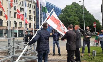 Русские оппозиционеры в Риге протестуют против самоуправства с флагами